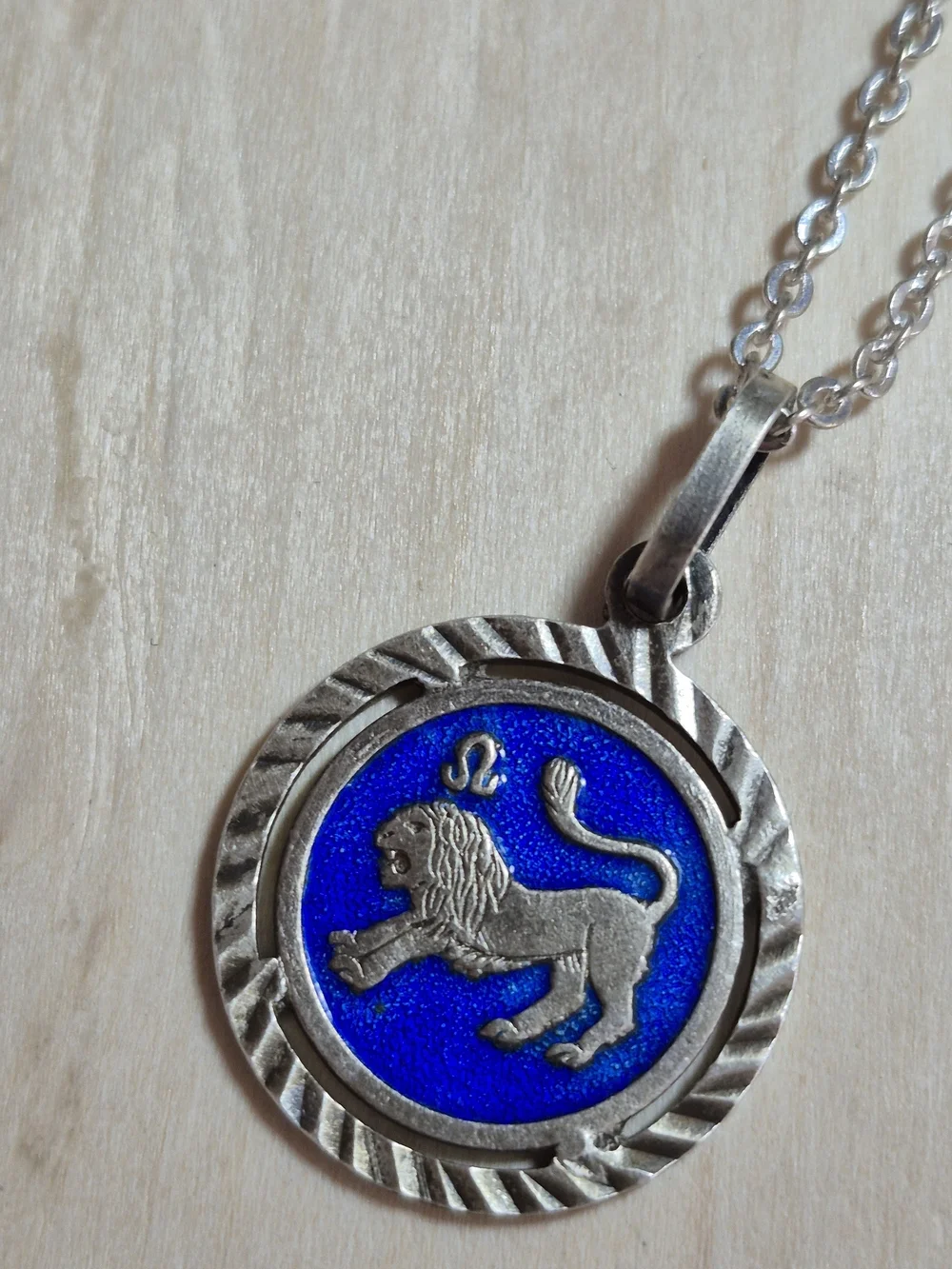 🦁♌️NEW🦁♌️ PRETTY!! Vintage Leo Zodiac Lion Pendant Necklace in Royal Blue